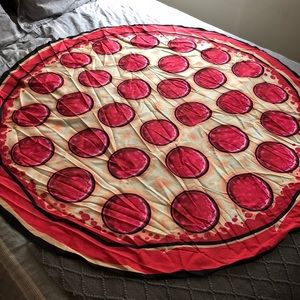 Pizza beach blanket🍕🌞
